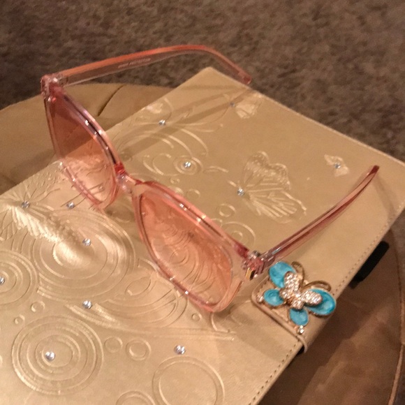 Blush transparent sunglasses 😎 - Picture 3 of 5